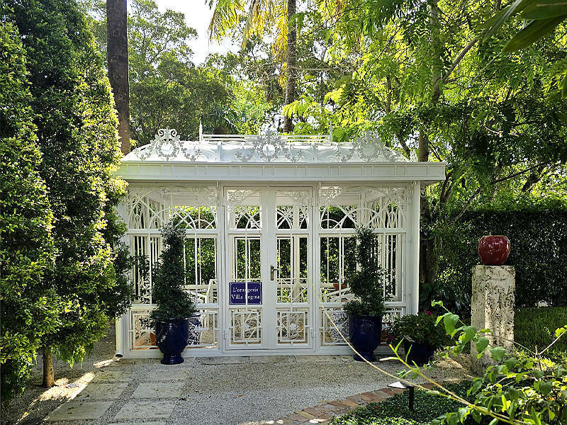small Victorian style greenhouse ， Victorian style greenhouse， Steel and glass